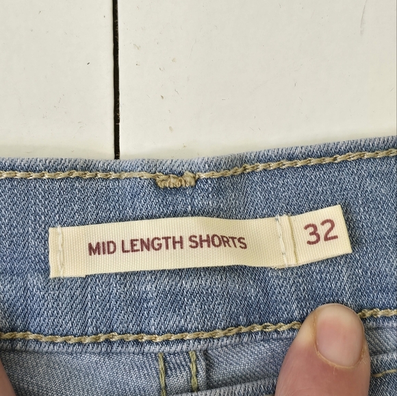 NWT Levi's Mid Length Cuffed Shorts Light Wash 32 - Picture 9 of 13